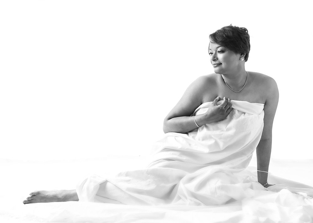 Toronto sensual boudoir photo. Woman with bed sheet